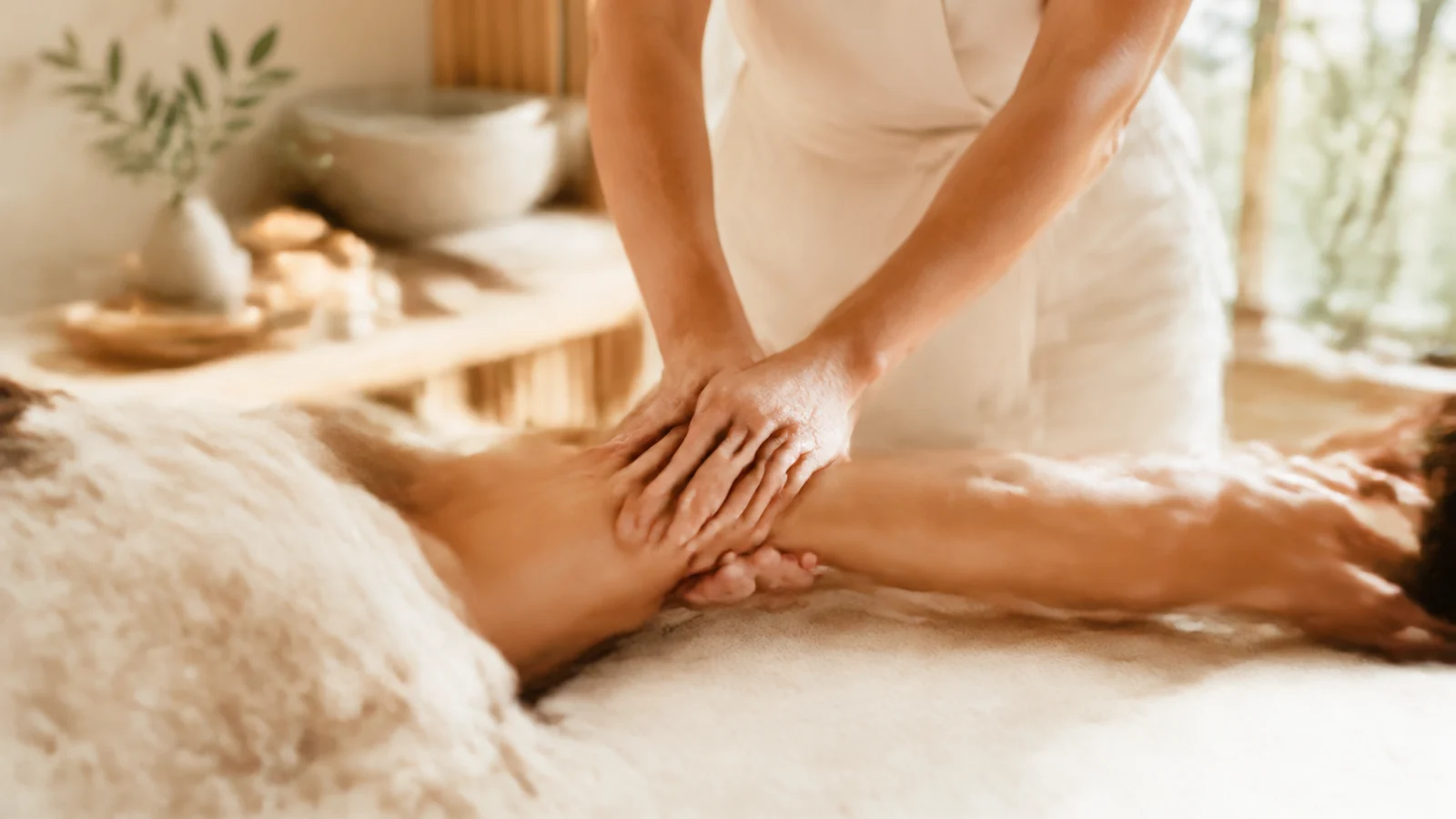 Illustration éditoriale pour Massage et sensation de détente chez l’adulte : état des preuves, limites et contre-indications